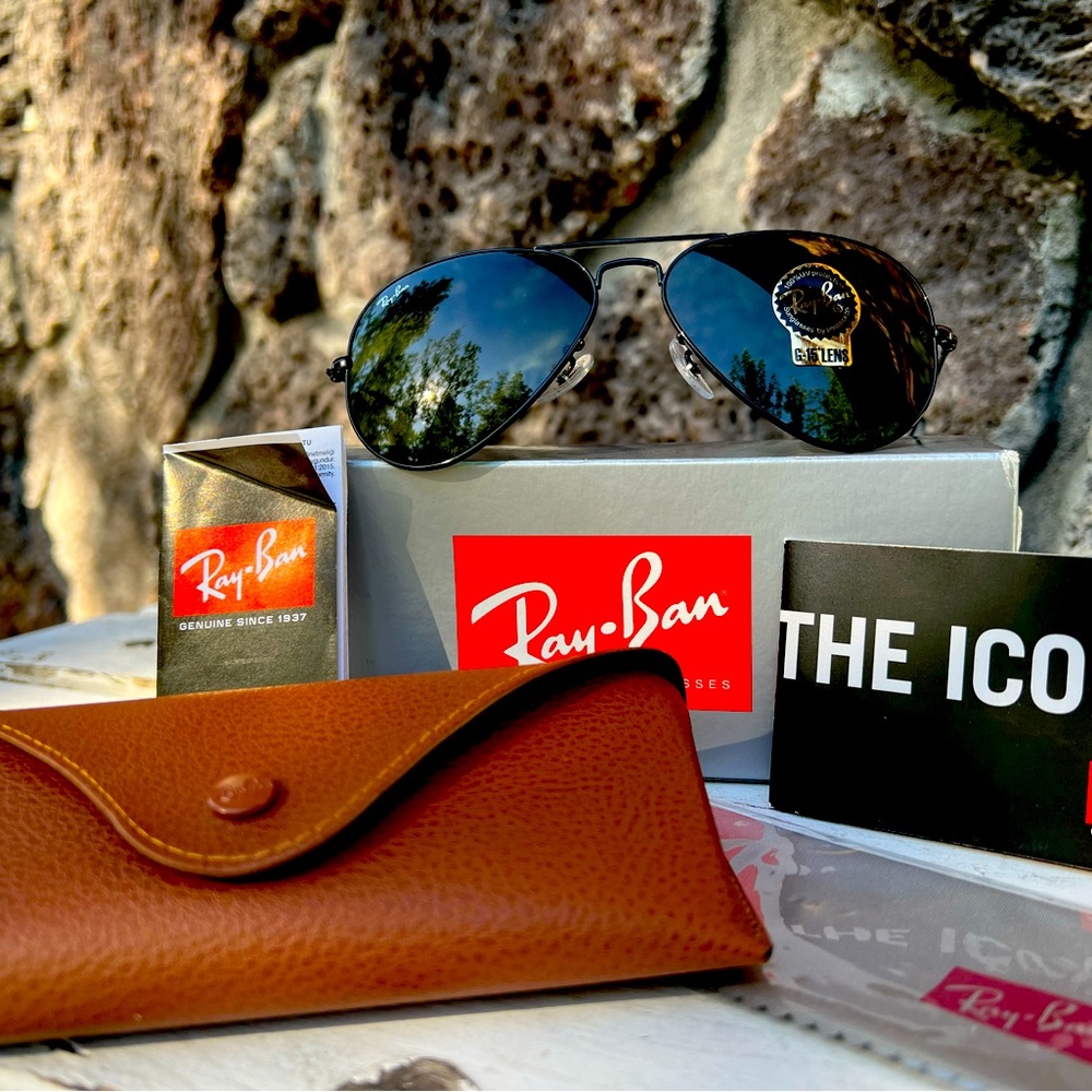 Brand new in box classic Ray-Ban aviators/pilot glasses with a black metal frame